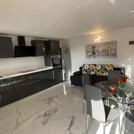 Apartmán In Okrug Gornji With Balcony, Air Conditioning, Wifi, Dishwasher 5048-1 *