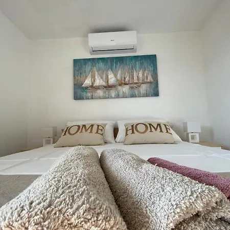 In Okrug Gornji With Balcony, Air Conditioning, Wifi, Dishwasher 5048-1 Apartmán