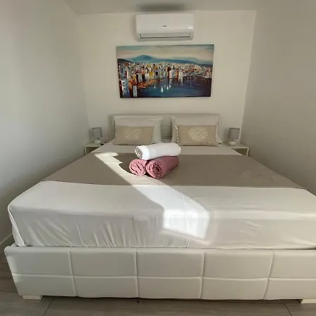 In Okrug Gornji With Balcony, Air Conditioning, Wifi, Dishwasher 5048-1 Apartmán