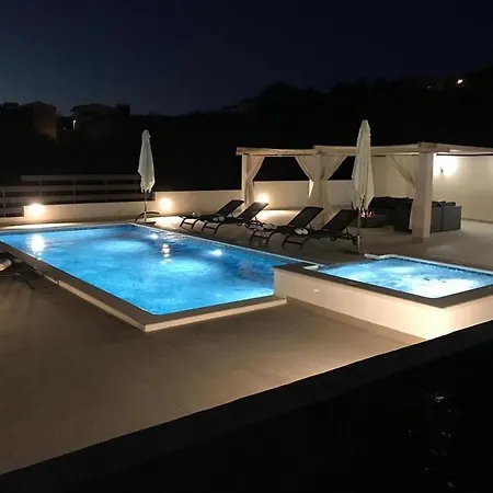 Apartmán In Okrug Gornji With Balcony, Air Conditioning, Wifi, Dishwasher 5048-1