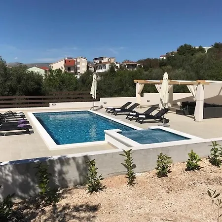 Apartmán In Okrug Gornji With Balcony, Air Conditioning, Wifi, Dishwasher 5048-1